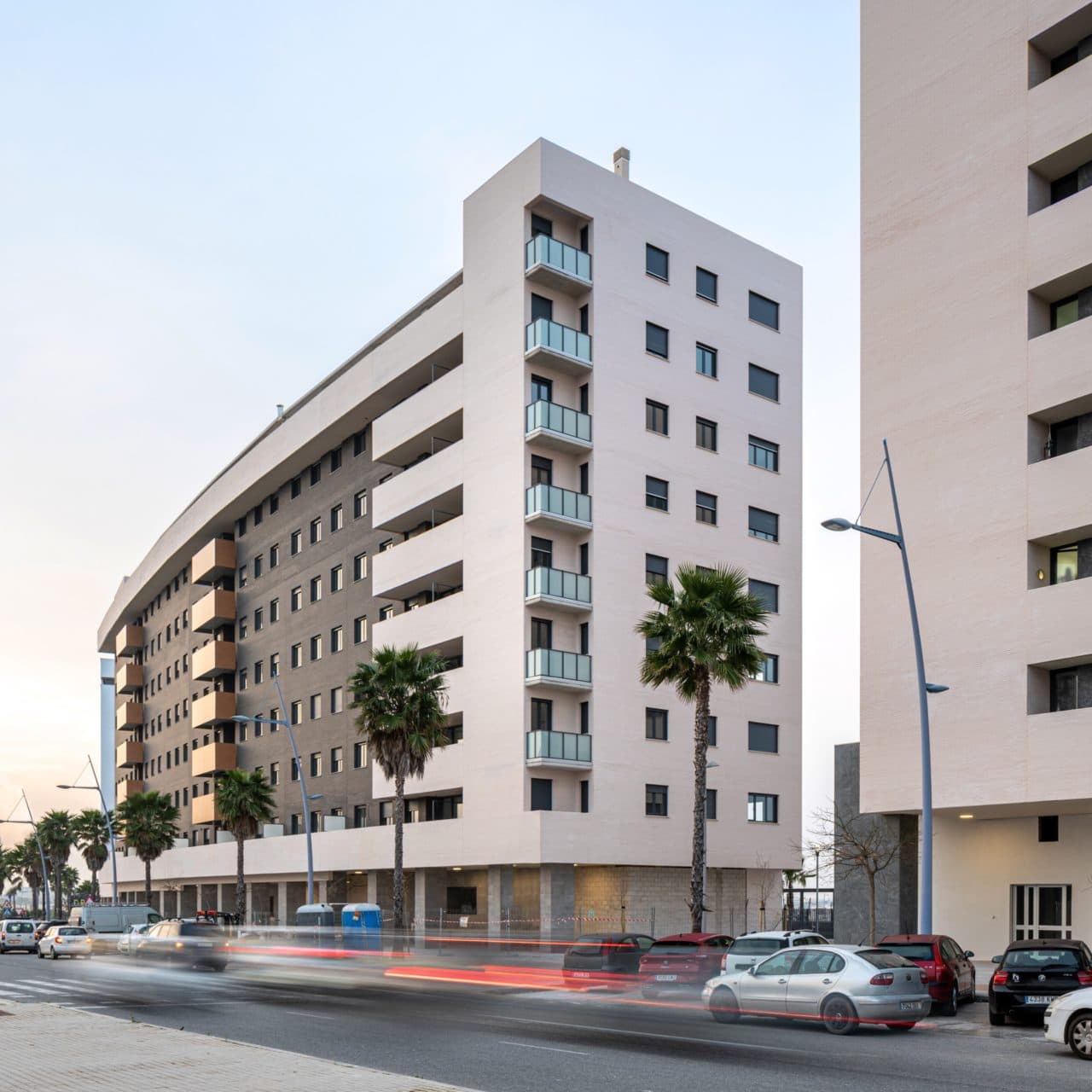 Vista en diagonal del proyecto residencial Hermes desde el bulevar Manuel Clavero Arévalo