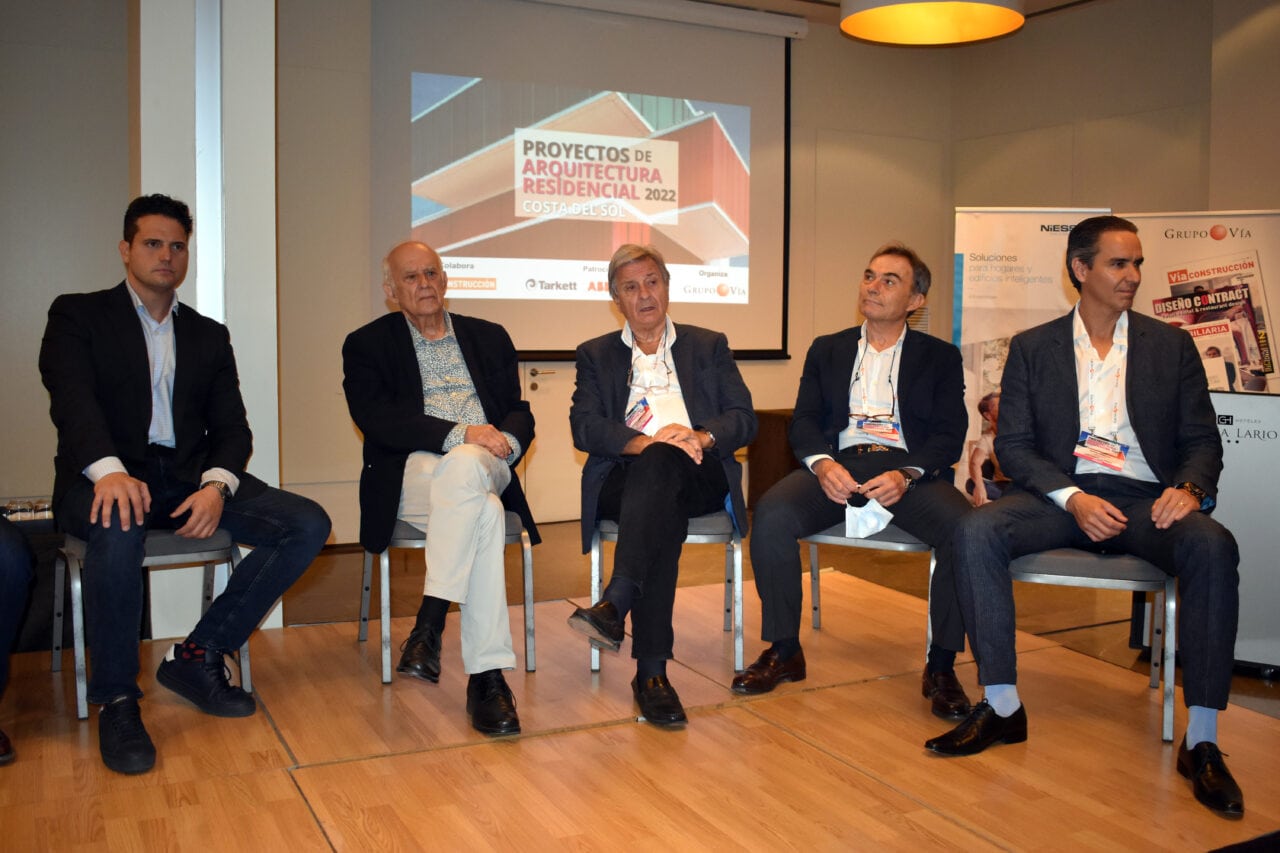 Imagen de los ponentes durante el debate del evento de Arquitectura en Málaga organizado por Grupo Via