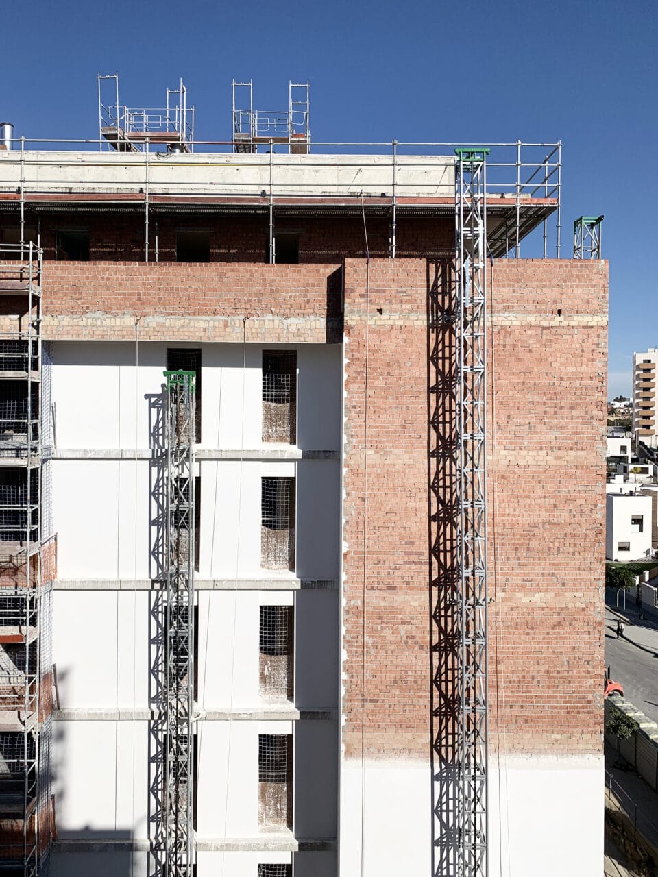 Imagen de la fachada del Residencial Apolo, en Entrenúcleos, durante su construcción