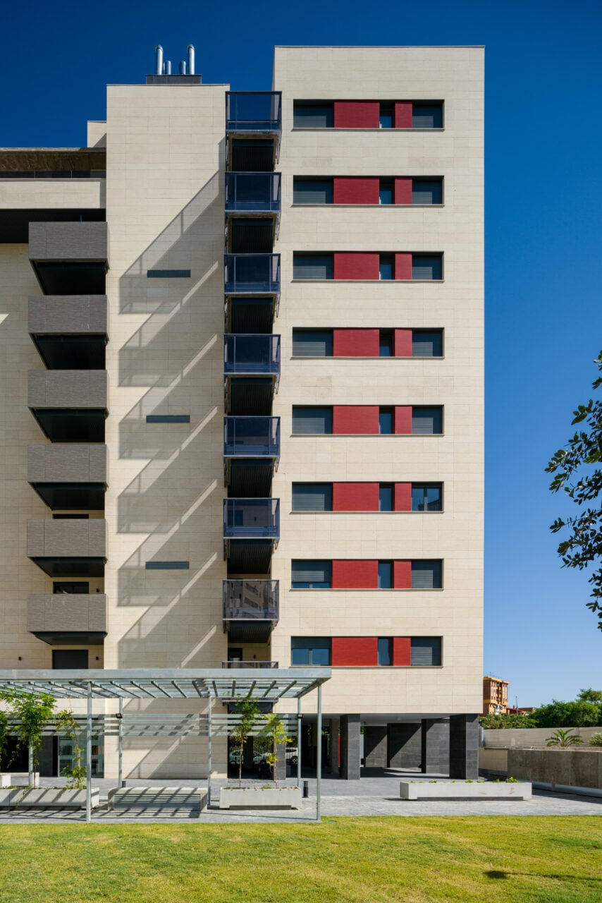 Vista de detalle de una de las fachadas del complejo residencial Pineda Parque